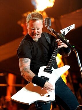 Metallica
"Papa Het Guitar" Graphic T-shirt